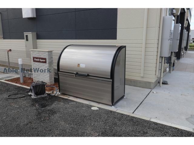  ファミールスクエア