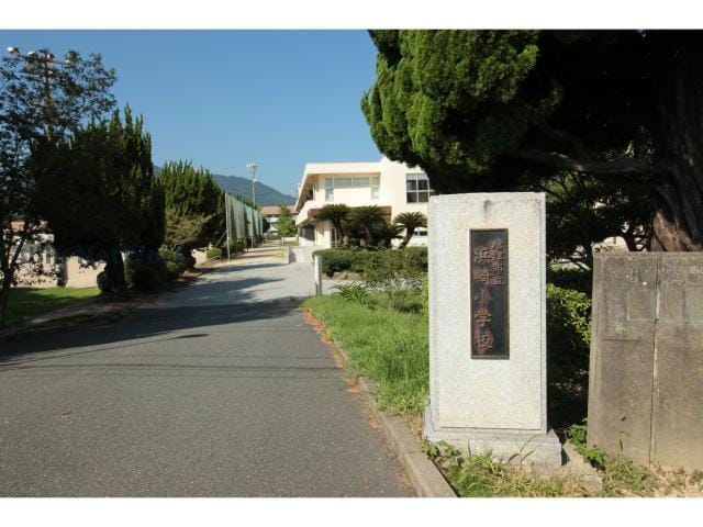 唐津市立浜崎小学校(小学校)まで626m ファミールスクエア