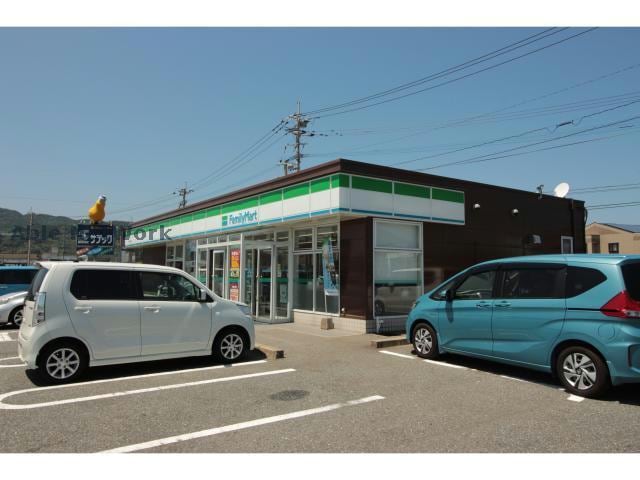 ファミリーマート唐津久里店(コンビニ)まで1021m ラクラス唐津Ⅰ