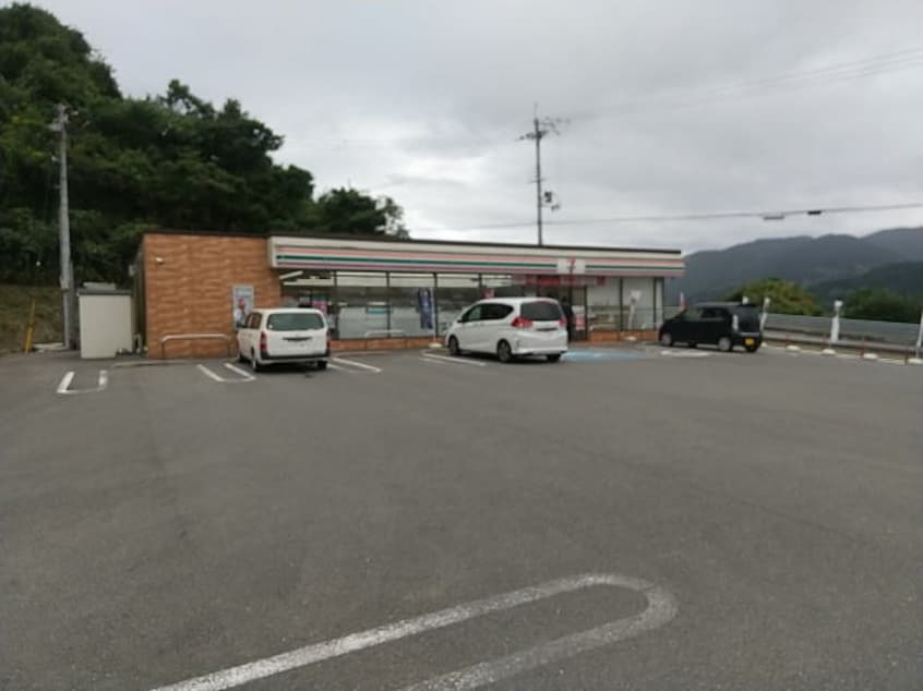 セブンイレブン 橋本インター南店様(コンビニ)まで985m アーバンライフ市脇Ｃ棟