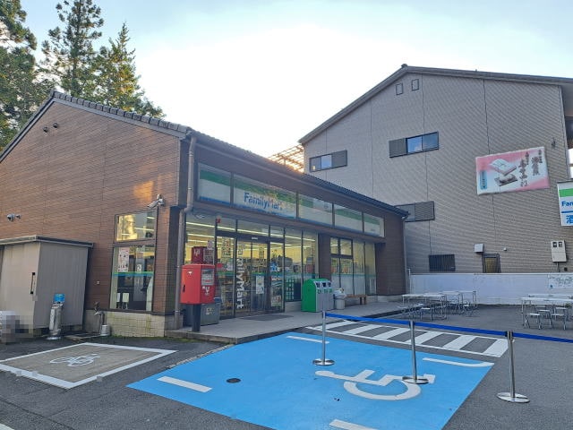 ファミリーマート高野山店様(コンビニ)まで3640m 桜ハイツ壱番館