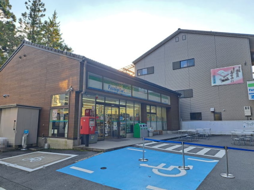 ファミリーマート高野山店様(コンビニ)まで3640m 桜ハイツ壱番館