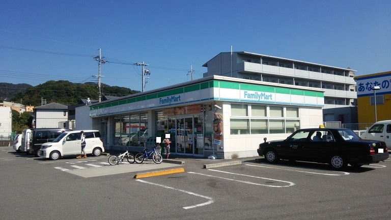 ファミリーマート 岩出紀泉台店様(コンビニ)まで1009m 阪和線・羽衣線/紀伊駅 バス15分山村下車:停歩5分 2階 築17年
