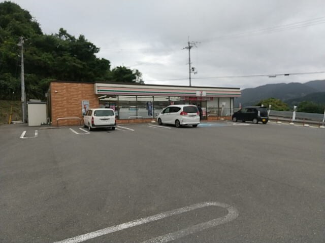 セブンイレブン 橋本インター南店様(コンビニ)まで553m 和歌山線/橋本駅 徒歩17分 1階 築31年