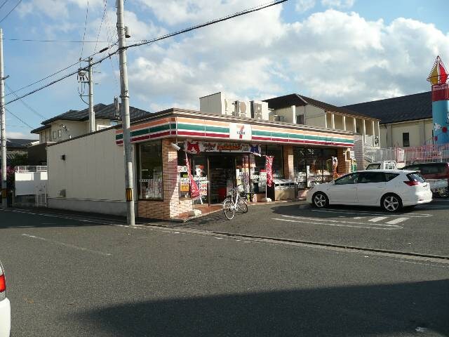 セブンイレブン和歌山屋形店様(コンビニ)まで172m 阪和線・羽衣線/和歌山駅 バス5分屋形町下車:停歩3分 3階 築4年