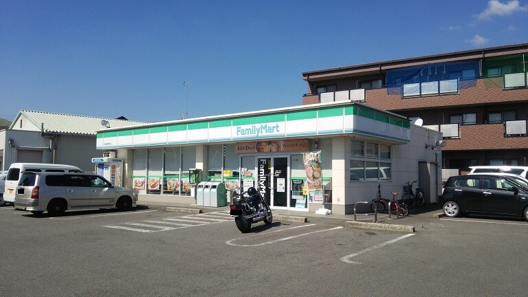 ファミリーマート 岩出西国分店様(コンビニ)まで743m 和歌山線/下井阪駅 徒歩13分 2階 築1年