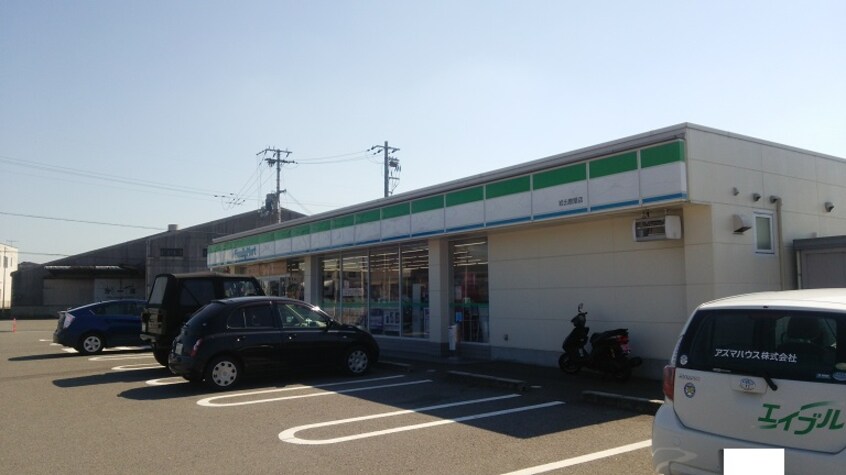 ファミリーマート 岩出曽屋店様(コンビニ)まで723m 和歌山線/岩出駅 徒歩33分 2階 築1年