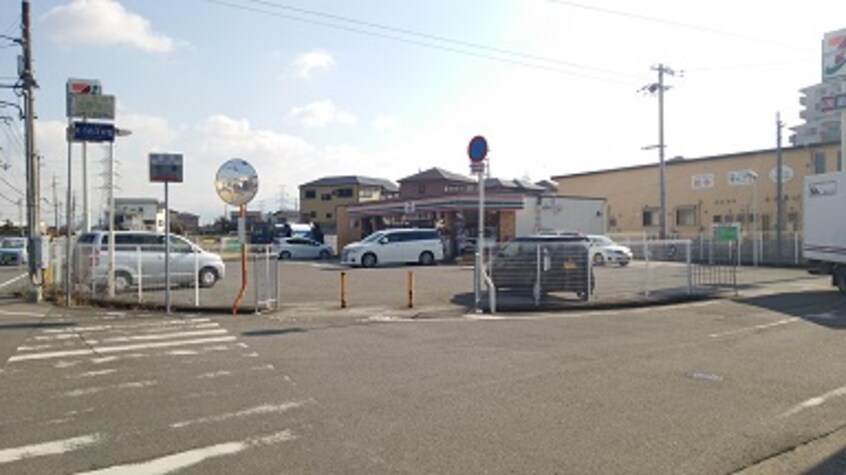 セブンイレブン 岩出吉田店様(コンビニ)まで765m 阪和線・羽衣線/紀伊駅 バス15分山村下車:停歩5分 1階 築16年