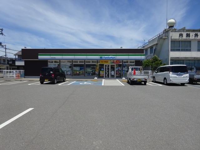 ファミリーマート 和歌山岡崎店様(コンビニ)まで1945m 和歌山電鉄貴志川線/岡崎前駅 徒歩20分 1階 築13年