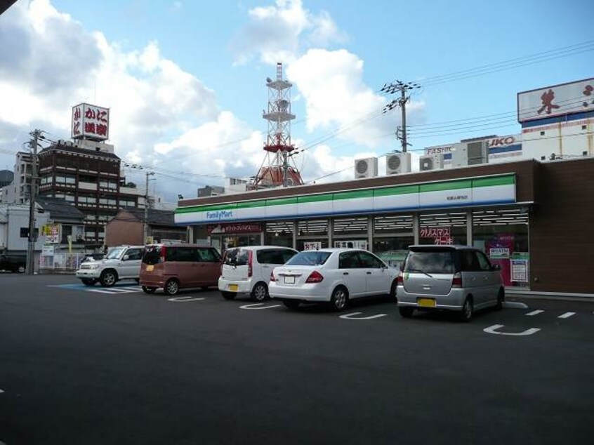 ファミリーマート和歌山築地店様(コンビニ)まで485m シャリエ和歌山壱番館