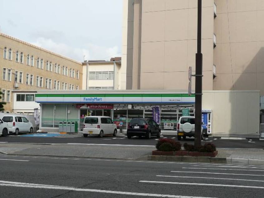 ファミリーマート和歌山県庁正門前店様(コンビニ)まで352m キャラ２１