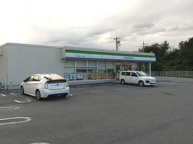 ファミリーマート 橋本東インター前店様(コンビニ)まで922m 和歌山線/下兵庫駅 徒歩20分 2階 1年未満