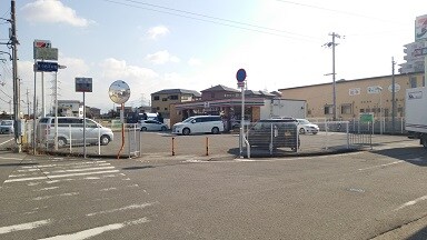 セブンイレブン 岩出吉田店様(コンビニ)まで862m 阪和線・羽衣線/紀伊駅 バス15分山村下車:停歩1分 1階 築18年