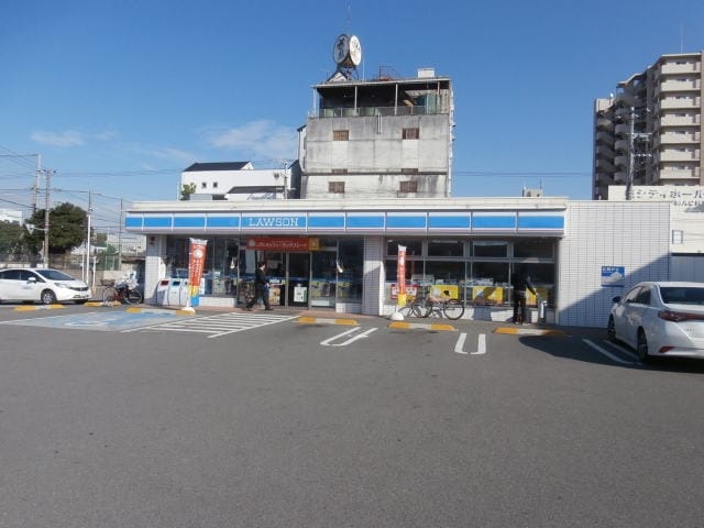 ローソン和歌山餌差町店様(コンビニ)まで707m 阪和線・羽衣線/和歌山駅 バス5分三木町新通 下車:停歩6分 1階 築1年