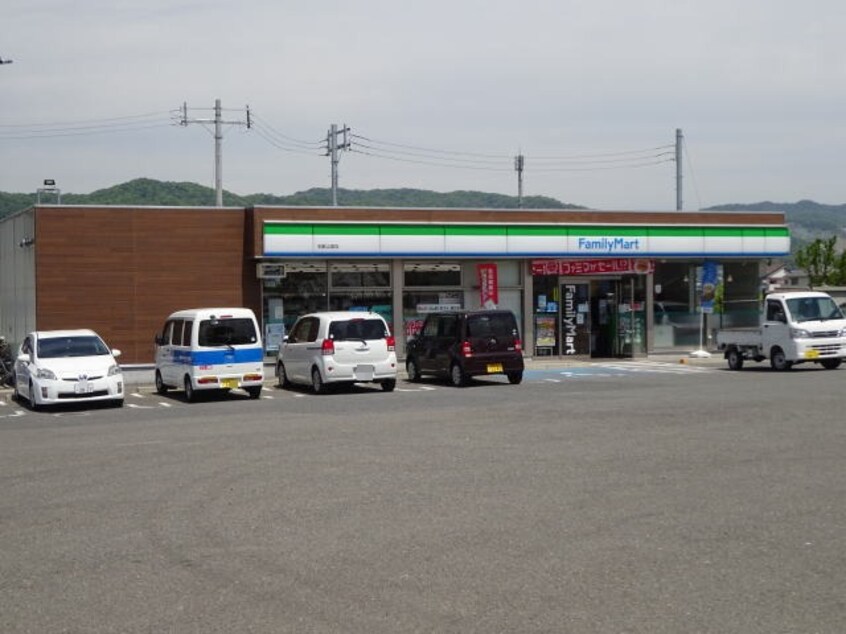 ファミリーマート和歌山里店様(コンビニ)まで502m 阪和線・羽衣線/紀伊駅 徒歩31分 1階 築9年