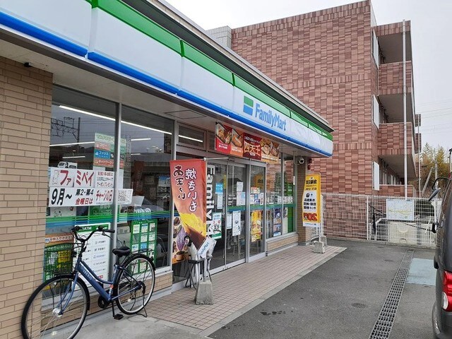 ファミリーマート和歌山六十谷駅前店様(コンビニ)まで609m 阪和線・羽衣線/六十谷駅 徒歩5分 1階 築8年