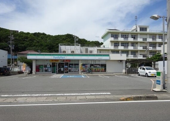 ファミリーマート 和歌山貴志店(コンビニ)まで2258m 南海本線/和歌山大学前駅 徒歩27分 1-2階 築2年