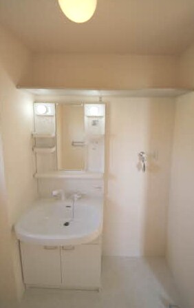  阪和線・羽衣線/紀伊駅 バス13分根来西下車:停歩10分 1階 築15年