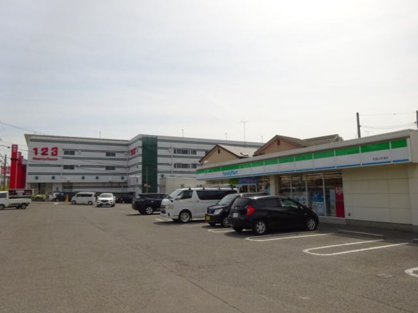 ファミリーマート 和歌山宇須店様(コンビニ)まで764m 南海本線/和歌山市駅 バス20分高松下車:停歩5分 1階 築25年