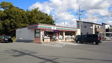 セブンイレブン 紀の川打田店(コンビニ)まで808m アンジュー壱号館