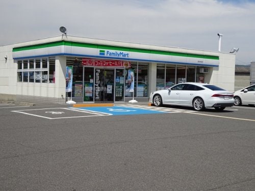 ファミリーマート 岩出中迫店様(コンビニ)まで614m シャノアール 中迫