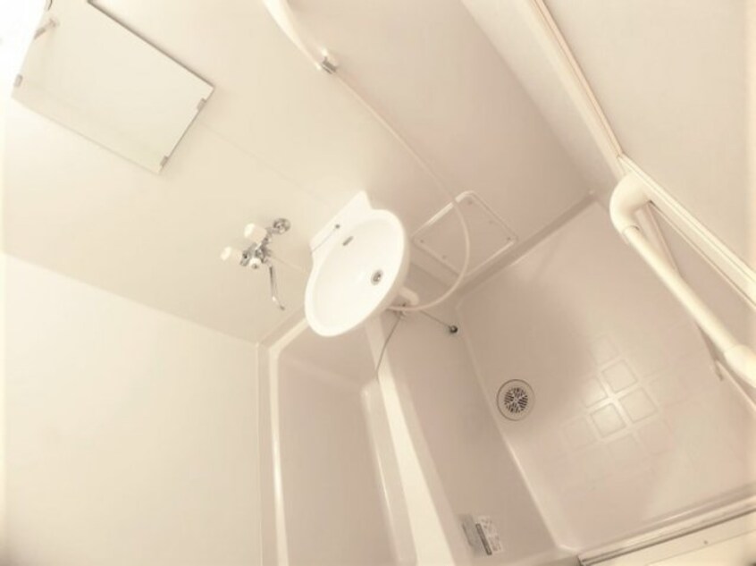 明るく清潔感のある浴室 レオパレス船尾