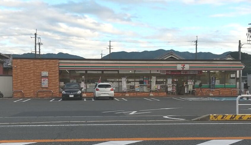 セブンイレブン 橋本隅田町店様(コンビニ)まで916m メゾンルミネ 隅田Ⅲ