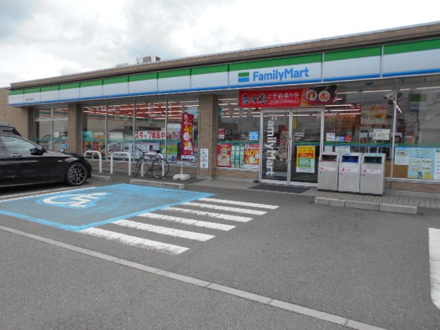 ファミリーマート和歌山関戸店様(コンビニ)まで689m アーデン西浜Ⅴ