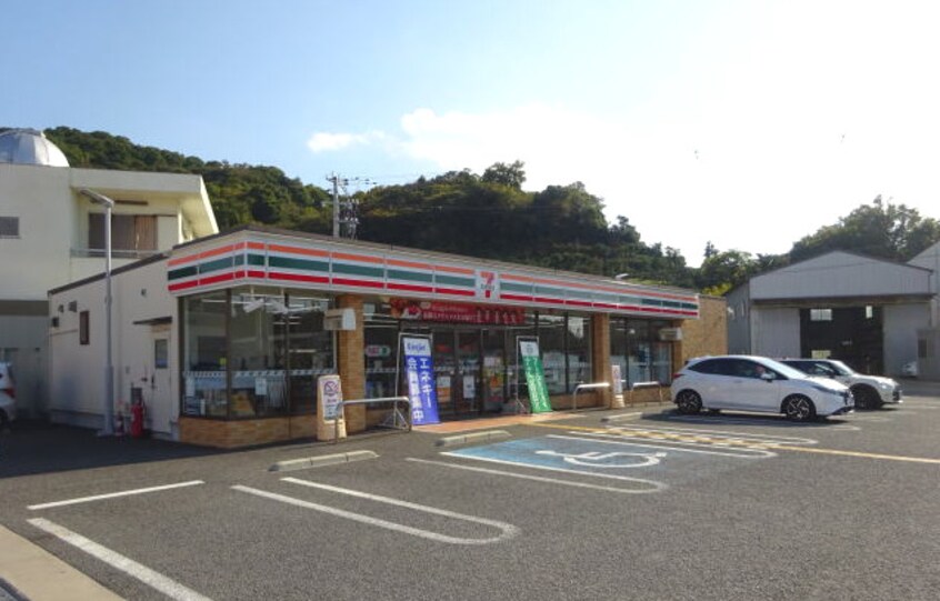 セブンイレブン 有田初島店様(コンビニ)まで1235m ハイツポーラリス B棟