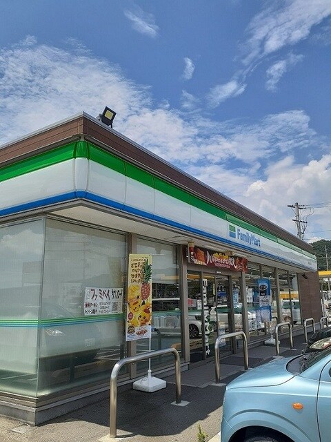 ファミリーマート 和歌山直川店様(コンビニ)まで848m リブ直川