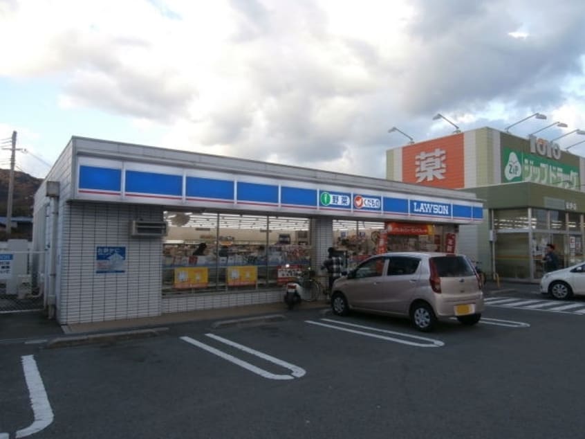 ローソン和歌山弘西店様(コンビニ)まで493m エル タチバナ　B棟