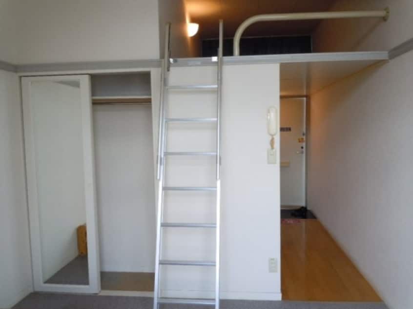 クローゼット・ロフト収納で居室スペースも広々使えます！ レオパレスグラン・ナヴィール