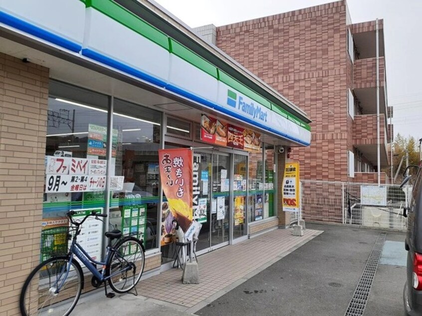 ファミリーマート和歌山六十谷駅前店様(コンビニ)まで320m カルム・ロジュマンⅡ