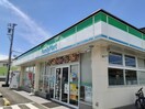 ファミリーマート 岩出西国分店様(コンビニ)まで972m グリーンハイツしあわせ