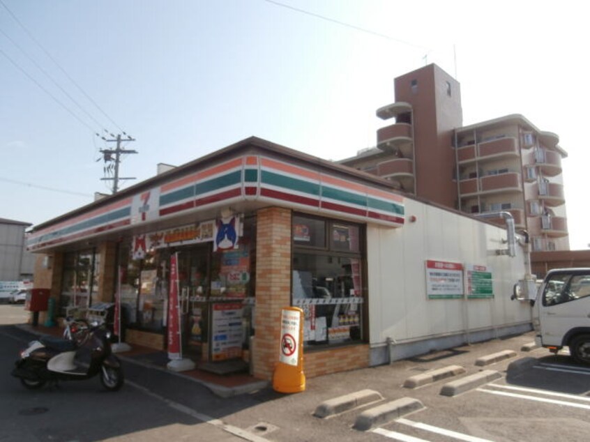 セブンイレブン 和歌山黒田店様(コンビニ)まで202m AXIS 壱番館
