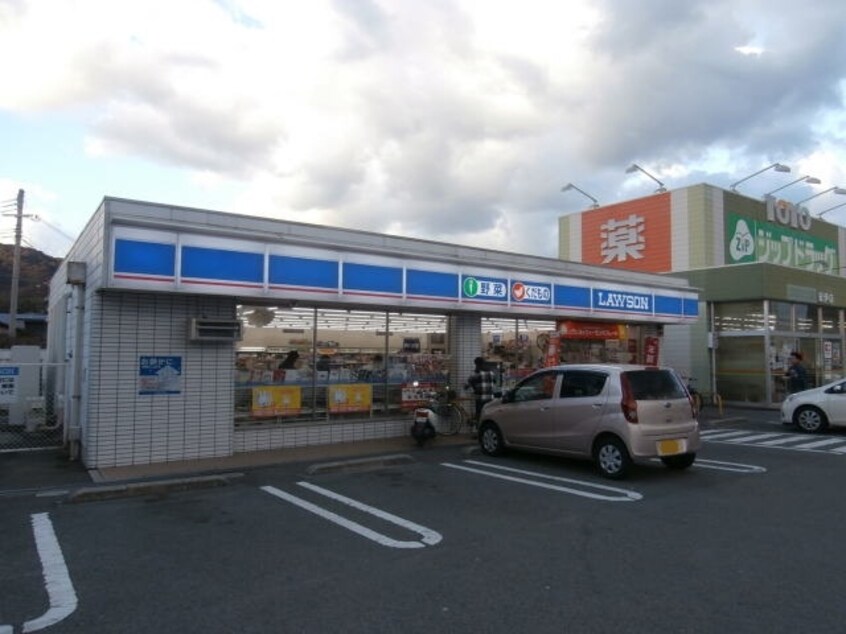 ローソン和歌山弘西店様(コンビニ)まで737m ノース・タツノ