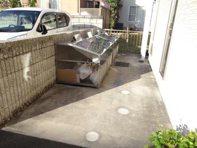 敷地内にゴミ出し場有り。 エテルナ・Ｍ