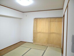 和室６帖のお部屋です。畳が日焼けしないように紙カーテンを設置