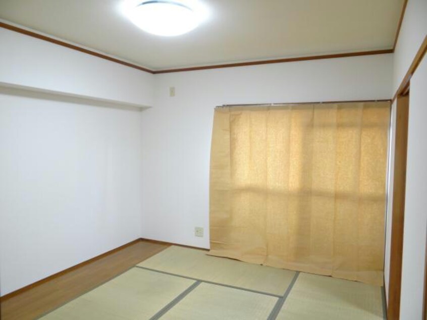 和室６帖のお部屋です。畳が日焼けしないように紙カーテンを設置 クレメント泉