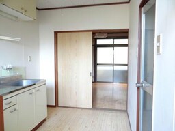 玄関からお部屋方向を撮影致しました。