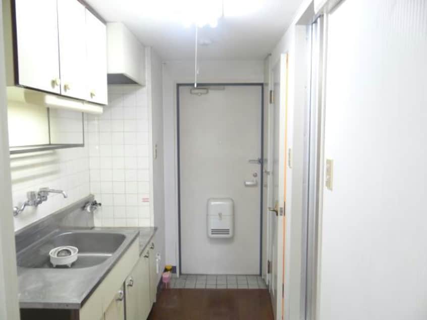 キッチンと玄関です。 コーポみやおか