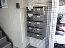 １階入口には集合ポストあり。 コーポみやおか