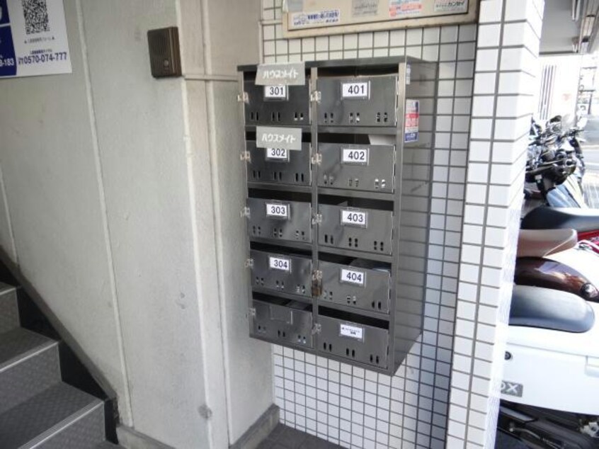 １階入口には集合ポストあり。 コーポみやおか