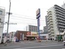 松屋松山萱町店(ファストフード)まで1011m INGーβ