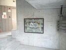 建物入口に絵が飾られてます ロクス持田