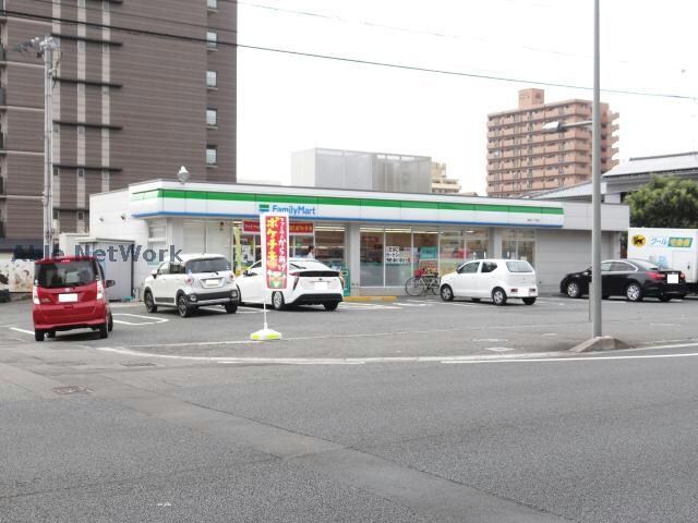 ファミリーマート岩崎二丁目店(コンビニ)まで296m ロクス持田