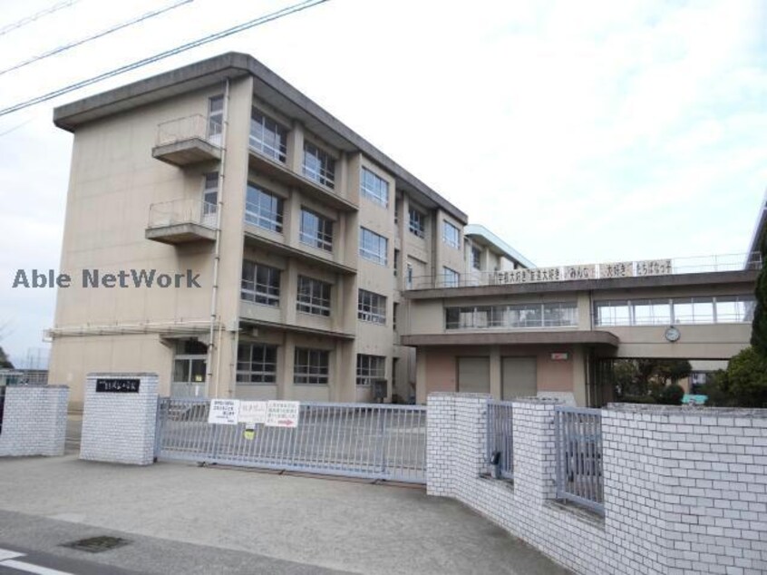 松山市立たちばな小学校(小学校)まで1393m 吉岡店舗 1F