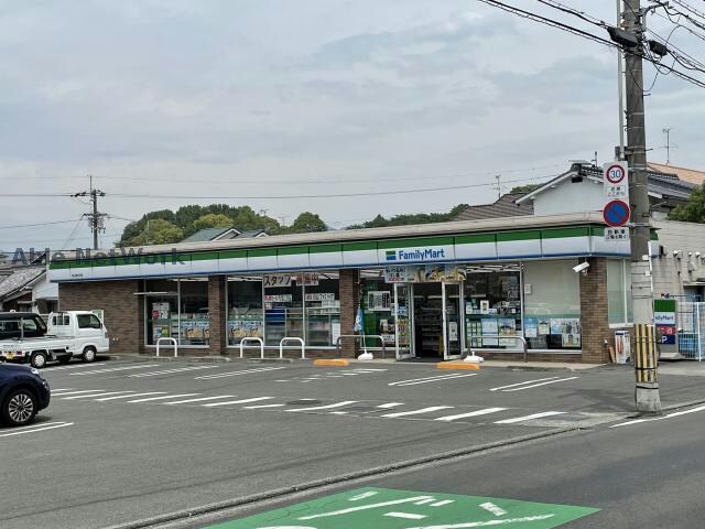 ファミリーマート松山東石井店(コンビニ)まで696m シャーメゾンキャメリア