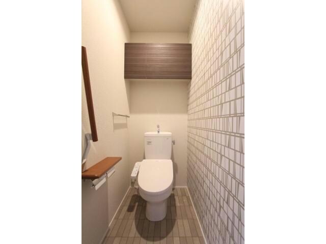 ４、ウォシュレット及び上部収納棚 コスモ ラ・ペ