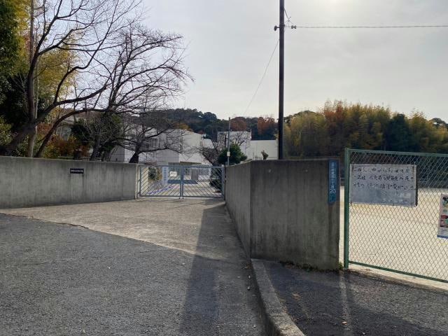 交野市立妙見坂小学校(小学校)まで865m ミ・カーサ螢が丘